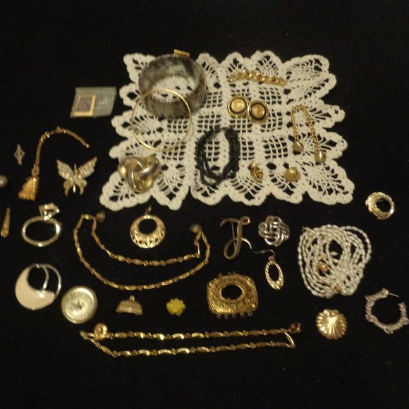 RETRO JEWELRY, PARTS PIECES CROCHET LOT - Picture 1 of 8